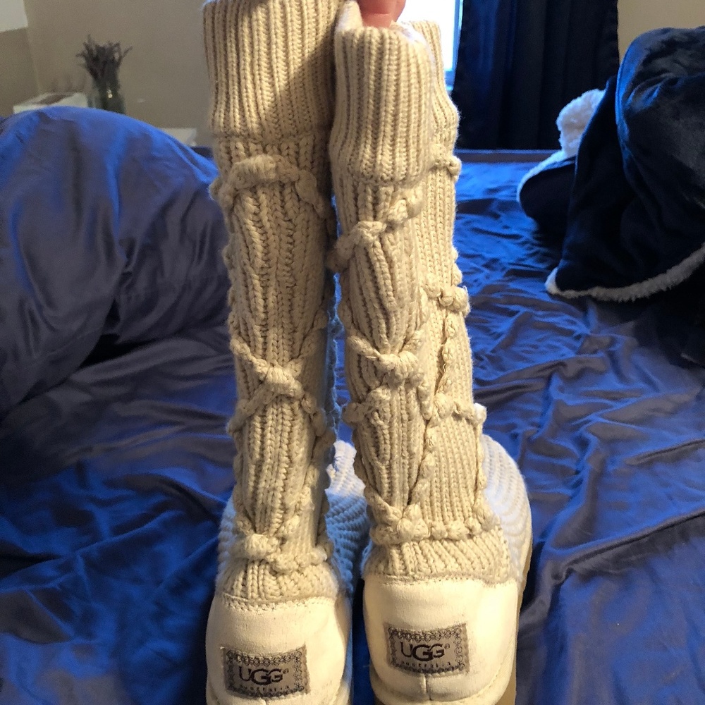 UGGS - Picture 2 of 4